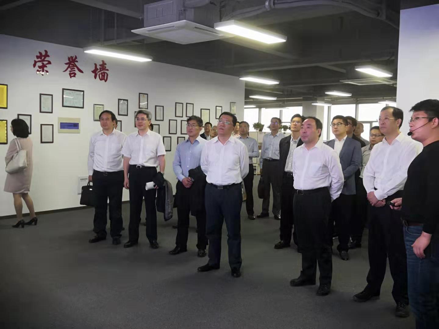 常州市市長(cháng)、市委副書(shū)記都來(lái)了，他們在看什么？